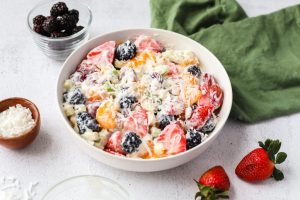 Inspirasi Menu Salad Buah Segar dengan Dressing Yogurt: Kombinasi Sempurna untuk Kesehatan dan Kenikmatan